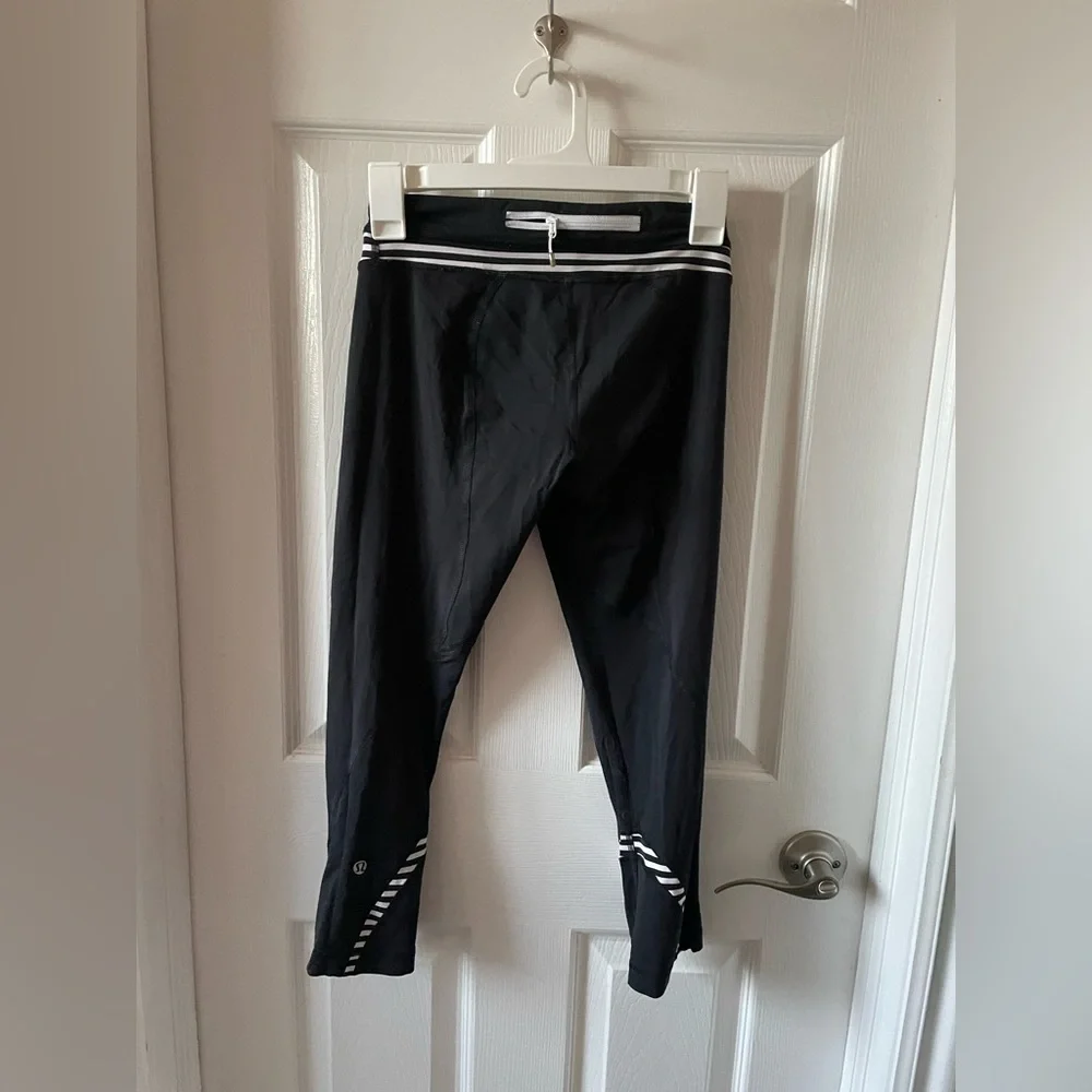 Lululemon Capri Legging Black Striped design size 4 small S